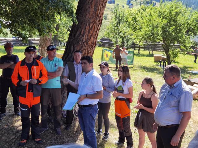 Startul concursului „Cel mai bun fasonator”, desfășurat la Ocolul Silvic Moldovița, cu tragerea la sorți a ordinii de participare