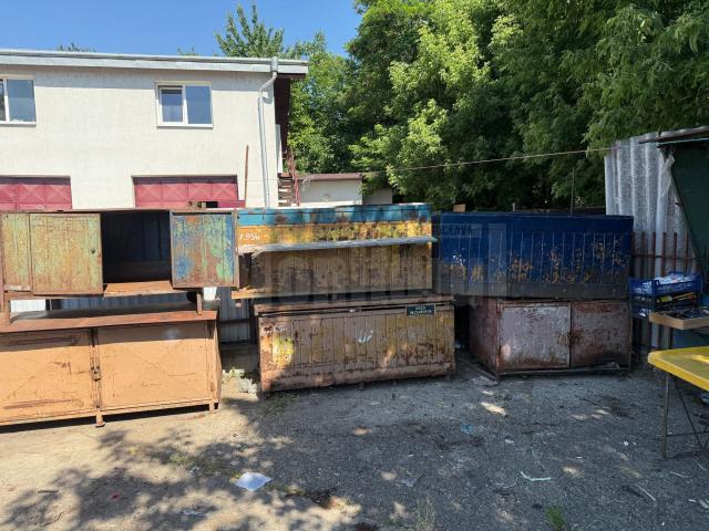 9 chioșcuri și 8 mese care figurau fără contract și ocupau domeniul public, scoase din Piața Centrală a Sucevei