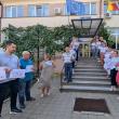 Câteva zeci de angajați ai Casei Județene de Pensii Suceava au declanșat vineri un protest spontan în fața instituției