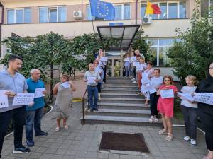 Câteva zeci de angajați ai Casei Județene de Pensii Suceava au declanșat vineri un protest spontan în fața instituției