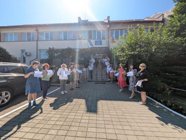 Câteva zeci de angajați ai Casei Județene de Pensii Suceava au declanșat vineri un protest spontan în fața instituției