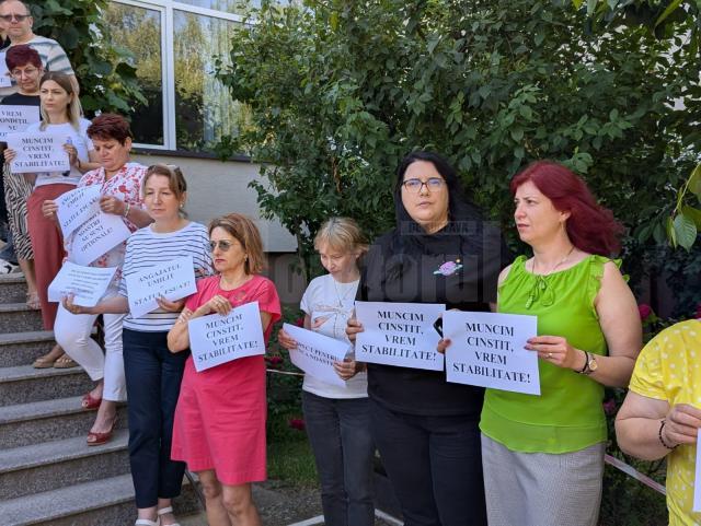 Câteva zeci de angajați ai Casei Județene de Pensii Suceava au declanșat vineri un protest spontan în fața instituției