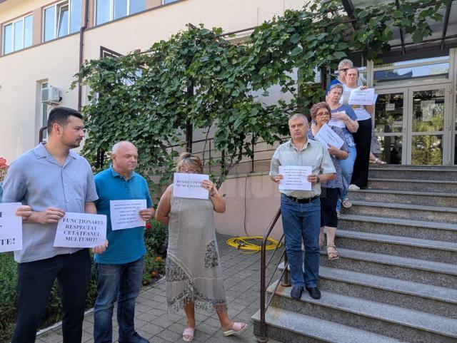Câteva zeci de angajați ai Casei Județene de Pensii Suceava au declanșat vineri un protest spontan în fața instituției