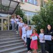Câteva zeci de angajați ai Casei Județene de Pensii Suceava au declanșat vineri un protest spontan în fața instituției
