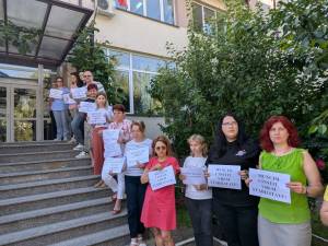 Câteva zeci de angajați ai Casei Județene de Pensii Suceava au declanșat vineri un protest spontan în fața instituției