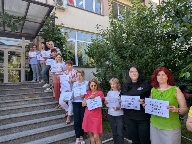 Câteva zeci de angajați ai Casei Județene de Pensii Suceava au declanșat vineri un protest spontan în fața instituției