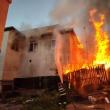 O brutărie și mai multe magazii de lemne, afectate de un puternic incendiu