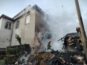 O brutărie și mai multe magazii de lemne, afectate de un puternic incendiu