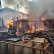 O brutărie și mai multe magazii de lemne, afectate de un puternic incendiu