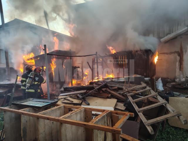 O brutărie și mai multe magazii de lemne, afectate de un puternic incendiu