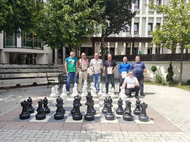 Cadre didactice pasionate de sportul minții, pe podium la „Spartachiada profesorilor”