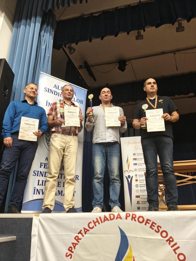 Cadre didactice pasionate de sportul minții, pe podium la „Spartachiada profesorilor”