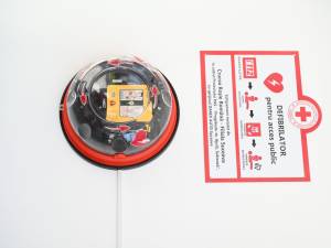 Defibrilatorul semiautomat instalat pe esplanada Casei de Cultura din Suceava