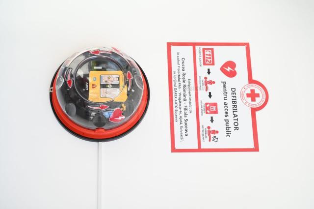 Defibrilatorul semiautomat instalat pe esplanada Casei de Cultura din Suceava