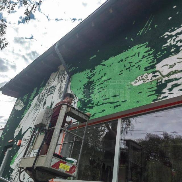 Prima pictură murală de mari dimensiuni din Siret, realizată de artistul polonez Wojciech Woźniak, vernisată vineri. Sursa foto FB - Institutul Polonez din București