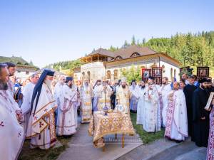 Mănăstirea Putna și-a îmbogățit patrimoniul cu un nou paraclis, sfințit de trei ierarhi