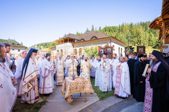 Mănăstirea Putna și-a îmbogățit patrimoniul cu un nou paraclis, sfințit de trei ierarhi
