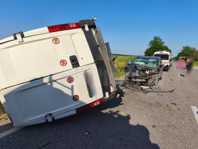 Un microbuz a intrat pe contrasens, într-un autoturism condus regulamentar