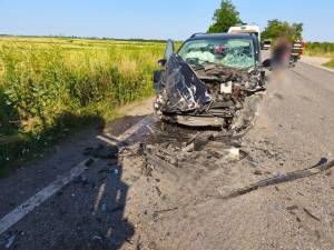 Un microbuz a intrat pe contrasens, într-un autoturism condus regulamentar