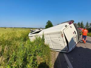 Un microbuz a intrat pe contrasens, într-un autoturism condus regulamentar