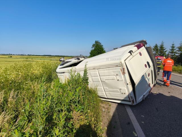 Un microbuz a intrat pe contrasens, într-un autoturism condus regulamentar