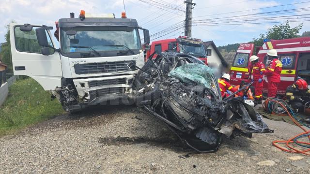 Un autoturism și o autobasculantă s-au ciocnit violent în localitatea Doroteia