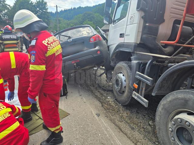O femeie a murit după coliziunea dintre mașina pe care o conducea și o autobasculantă