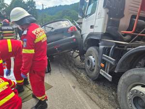 O femeie a murit după ce a mașina pe care o conducea a intrat pe contrasens și a lovit o autobasculantă