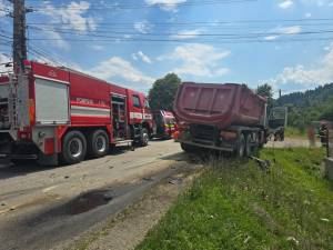O femeie a murit după ce a mașina pe care o conducea a intrat pe contrasens și a lovit o autobasculantă