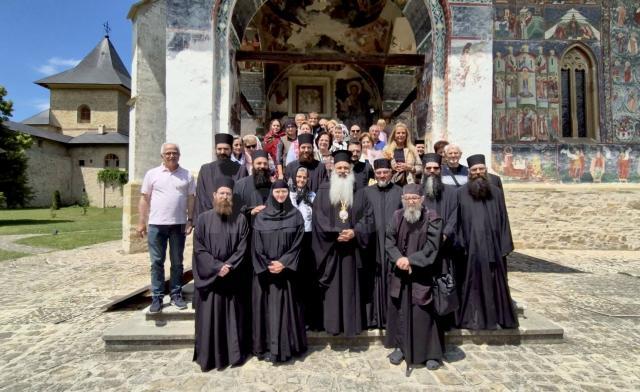 Înaltpreasfințitul Părinte Theoklitos, Mitropolitul Meteorelor, în pelerinaj în Bucovina alături de un grup de credincioși greci