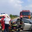 Trei răniți după ce o mașină a intrat într-un stâlp