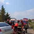 Trei răniți după ce o mașină a intrat într-un stâlp