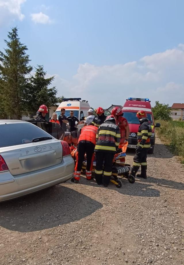 Trei răniți după ce o mașină a intrat într-un stâlp