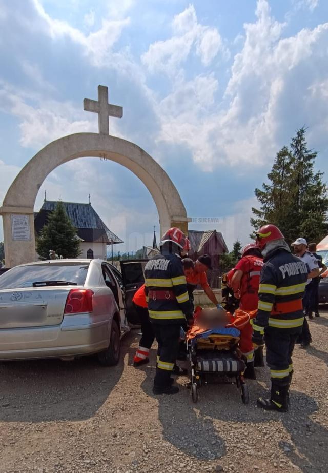 Trei răniți după ce o mașină a intrat într-un stâlp