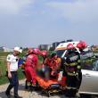 Trei răniți după ce o mașină a intrat într-un stâlp