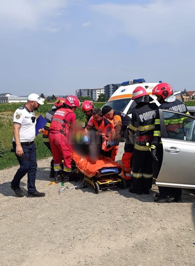 Trei răniți după ce o mașină a intrat într-un stâlp