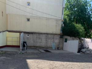 Demolare garaje pe Aleea Lalelelor
