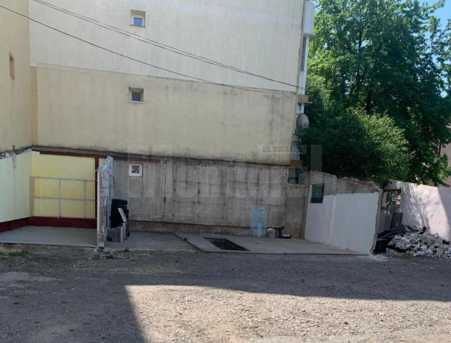 Demolare garaje pe Aleea Lalelelor