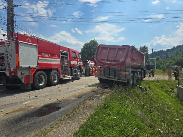 O femeie a murit după ce a mașina pe care o conducea a intrat pe contrasens și a lovit o autobasculantă