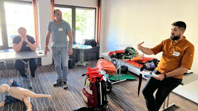 Din lipsa fondurilor alocate de stat, angajații de la Ambulanță fac cursuri și ateliere practice de pregătire profesională pe banii lor