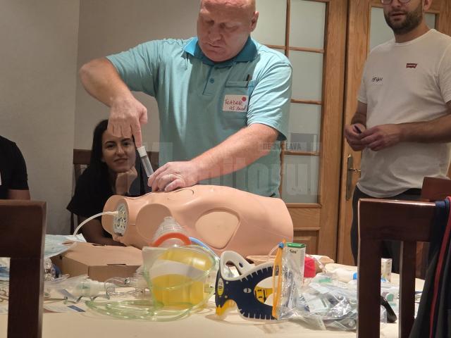 Din lipsa fondurilor alocate de stat, angajații de la Ambulanță fac cursuri și ateliere practice de pregătire profesională pe banii lor