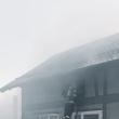 Un incendiu foarte puternic a distrus complet o întreagă gospodărie și a produs pagube și la doi vecini