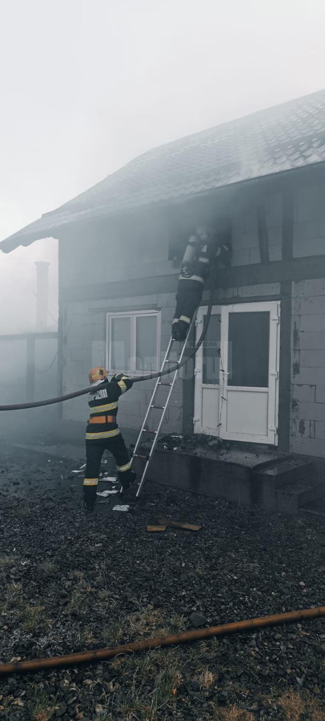 Un incendiu foarte puternic a distrus complet o întreagă gospodărie și a produs pagube și la doi vecini