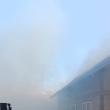 Un incendiu foarte puternic a distrus complet o întreagă gospodărie și a produs pagube și la doi vecini