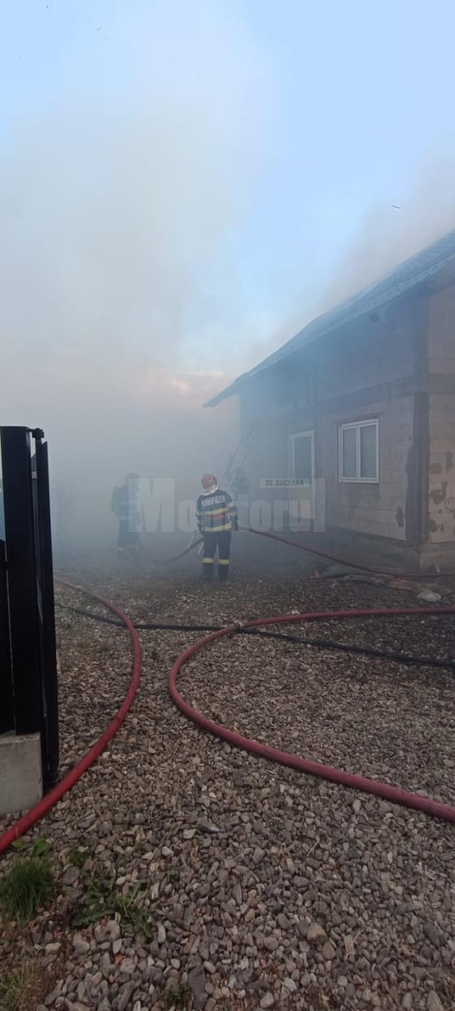 Un incendiu foarte puternic a distrus complet o întreagă gospodărie și a produs pagube și la doi vecini