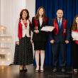 Cele două eleve alături de directorul Adrian Puiu şi cadre didactice