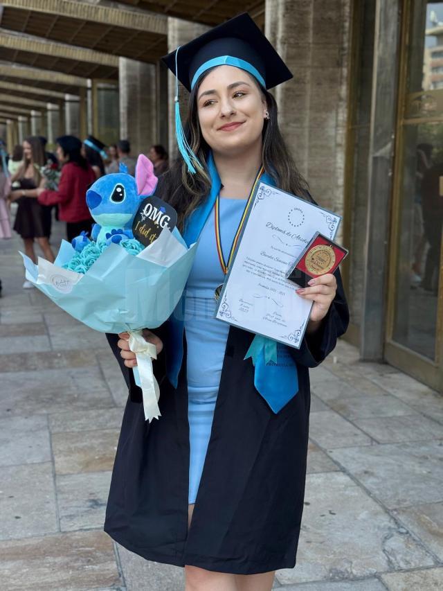 Simina Teodora Buculei, din Fălticeni, șefă de promoție la Facultatea de Comunicare și Relații Publice din cadrul SNSPA București