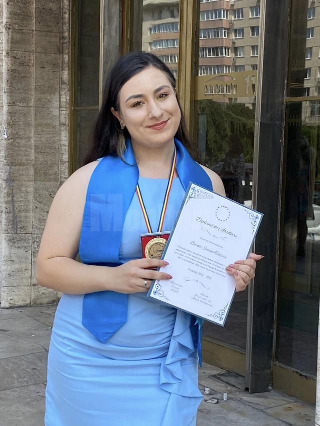 Simina Teodora Buculei, din Fălticeni, șefă de promoție la Facultatea de Comunicare și Relații Publice din cadrul SNSPA București