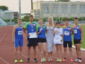 Antrenoarea Erzilia Ţîmpău alături de atleții câmpulungeni