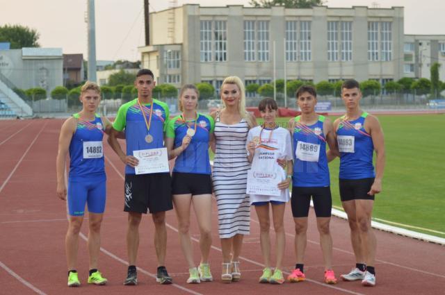 Antrenoarea Erzilia Ţîmpău alături de atleții câmpulungeni